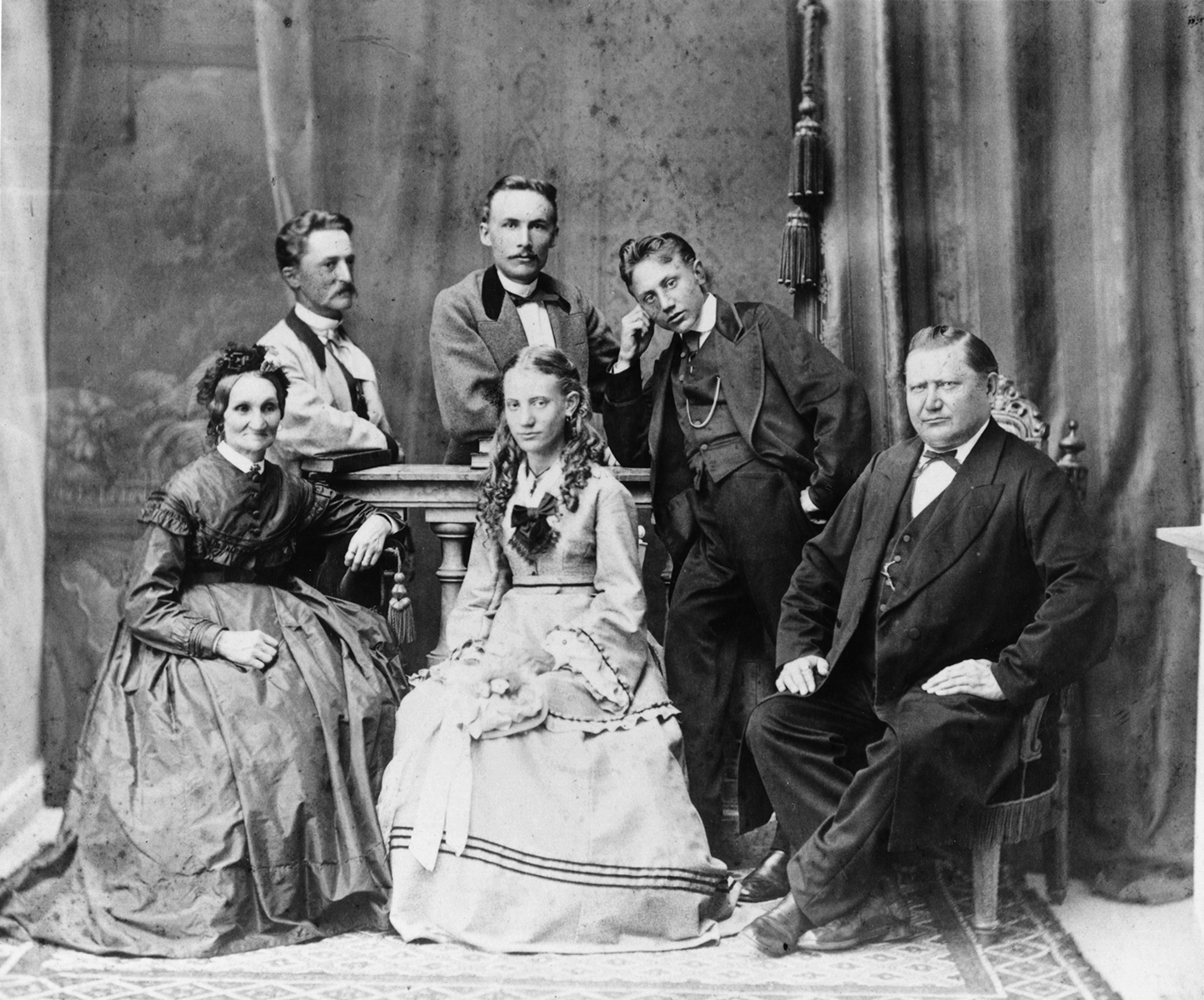 1870 noin . Kaupunginvouti Alexander Wickholmin perhe. Eturivissä vas. Erika Sofia Wickholm (ent. Justén, o.s. Hedberg), lapset Augusta (s. 1856) ja Alexander (s. 1853), Alexander Fridolf Wickholm (s. 1823). Takana pojat Erika Wickholmin edellisestä avioliitosta Karl (s. 1840) ja Franz (s. 1845) Justén.